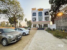 Raghuveer Sadan, Near Ram Mandir - 10 Min Walk