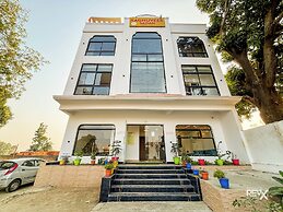 Raghuveer Sadan, Near Ram Mandir - 10 Min Walk