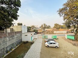 Raghuveer Sadan, Near Ram Mandir - 10 Min Walk