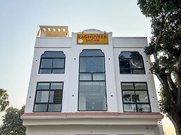 Raghuveer Sadan, Near Ram Mandir - 10 Min Walk