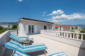 Beachfront villa Mihovil w. beach access