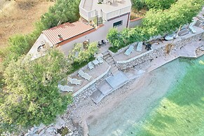 Beachfront villa Mihovil w. beach access