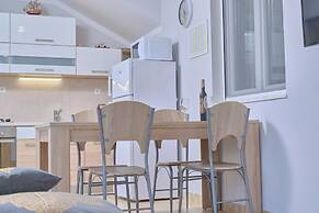 Beachfront villa Mihovil w. beach access