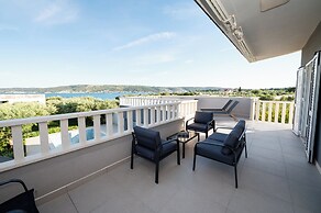 Beachfront villa Mihovil w. beach access