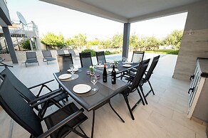 Beachfront villa Mihovil w. beach access