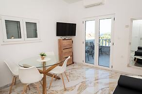 Beachfront villa Mihovil w. beach access