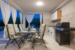Beachfront villa Mihovil w. beach access