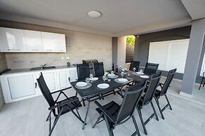 Beachfront villa Mihovil w. beach access