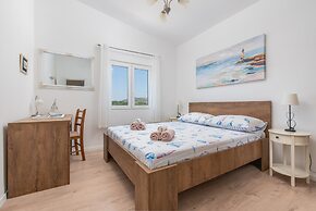 Beachfront villa Mihovil w. beach access