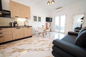 Beachfront villa Mihovil w. beach access