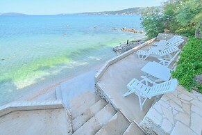 Beachfront villa Mihovil w. beach access