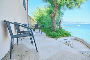 Beachfront villa Mihovil w. beach access