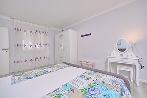 Beachfront villa Mihovil w. beach access