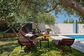 Beachfront villa Mihovil w. beach access