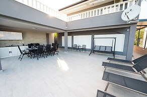 Beachfront villa Mihovil w. beach access