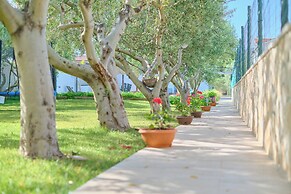 Beachfront villa Mihovil w. beach access