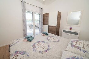 Beachfront villa Mihovil w. beach access