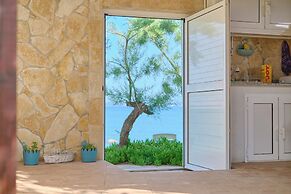 Beachfront villa Mihovil w. beach access