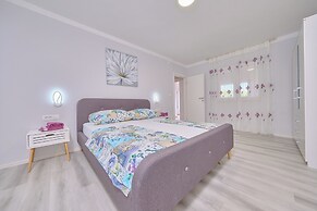 Beachfront villa Mihovil w. beach access