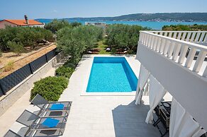 Beachfront villa Mihovil w. beach access