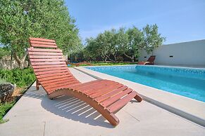 Beachfront villa Mihovil w. beach access