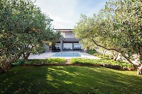 Beachfront villa Mihovil w. beach access