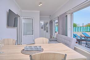 Beachfront villa Mihovil w. beach access