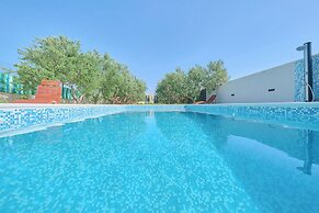 Beachfront villa Mihovil w. beach access