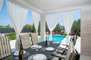 Beachfront villa Mihovil w. beach access