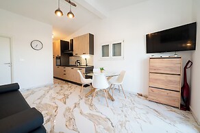 Beachfront villa Mihovil w. beach access