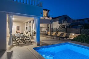 Beachfront villa Mihovil w. beach access