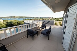 Beachfront villa Mihovil w. beach access