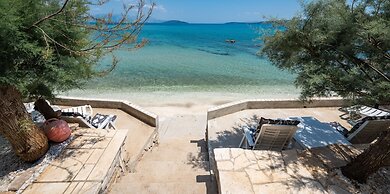 Beachfront villa Mihovil w. beach access