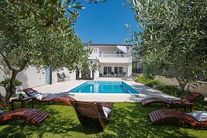 Beachfront villa Mihovil w. beach access