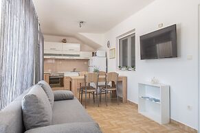 Beachfront villa Mihovil w. beach access