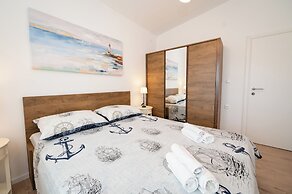 Beachfront villa Mihovil w. beach access