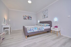 Beachfront villa Mihovil w. beach access