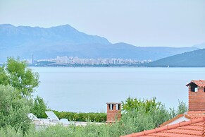 Beachfront villa Mihovil w. beach access