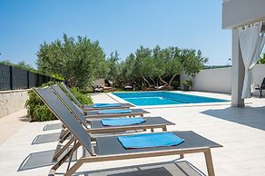 Beachfront villa Mihovil w. beach access