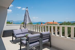 Beachfront villa Mihovil w. beach access
