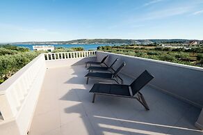 Beachfront villa Mihovil w. beach access