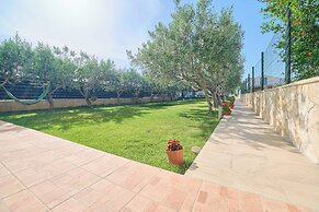 Beachfront villa Mihovil w. beach access