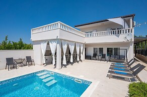 Beachfront villa Mihovil w. beach access