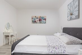 Beachfront villa Mihovil w. beach access