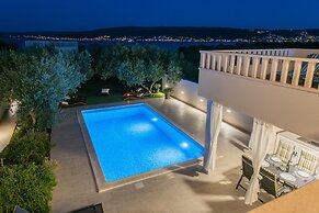 Beachfront villa Mihovil w. beach access