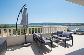 Beachfront villa Mihovil w. beach access