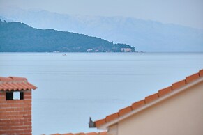 Beachfront villa Mihovil w. beach access