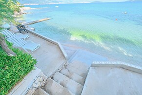 Beachfront villa Mihovil w. beach access