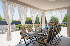 Beachfront villa Mihovil w. beach access