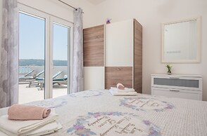 Beachfront villa Mihovil w. beach access